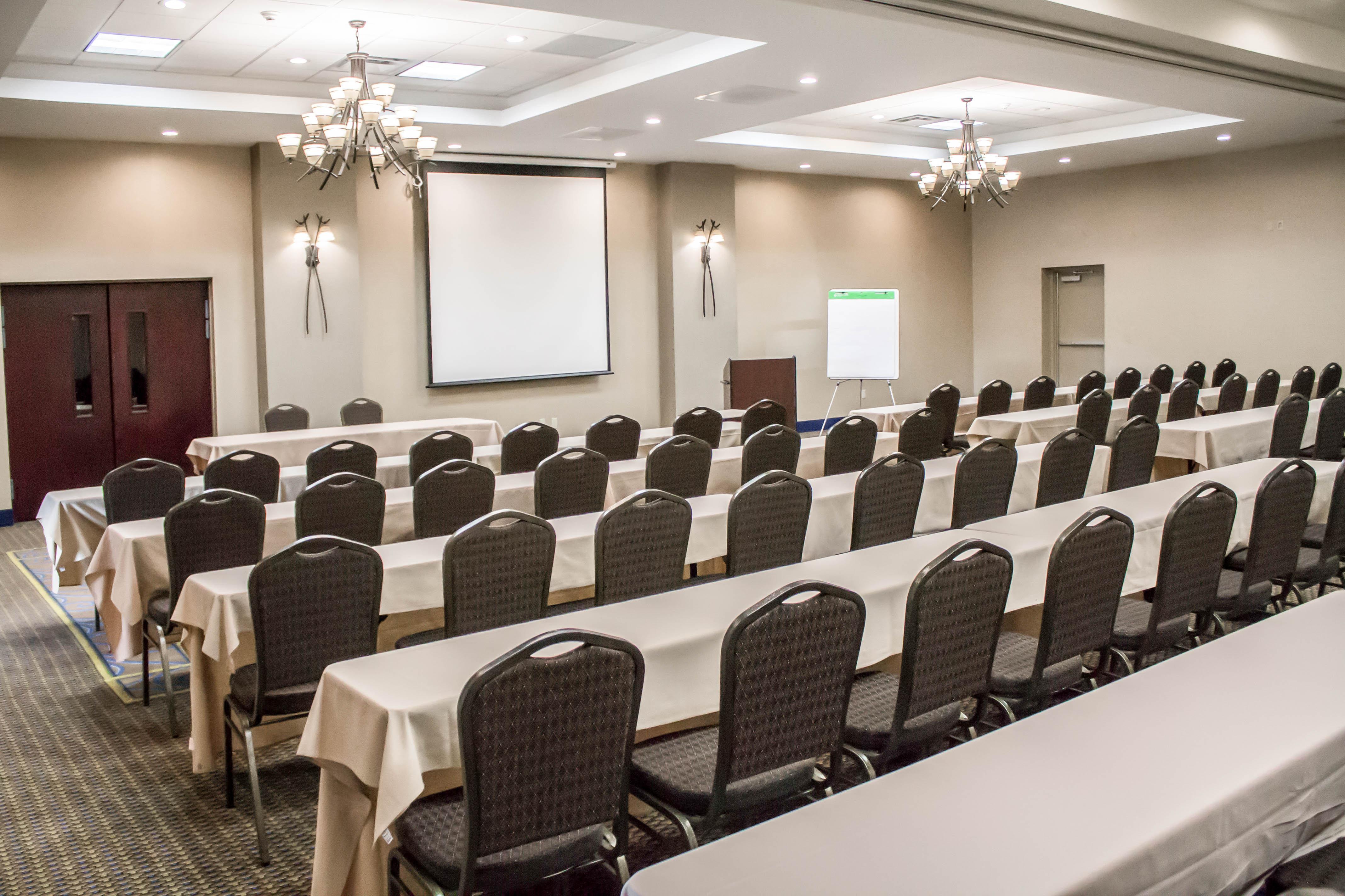 Holiday Inn Express & Suites - Albany Airport - Wolf Road By Ihg Exterior photo