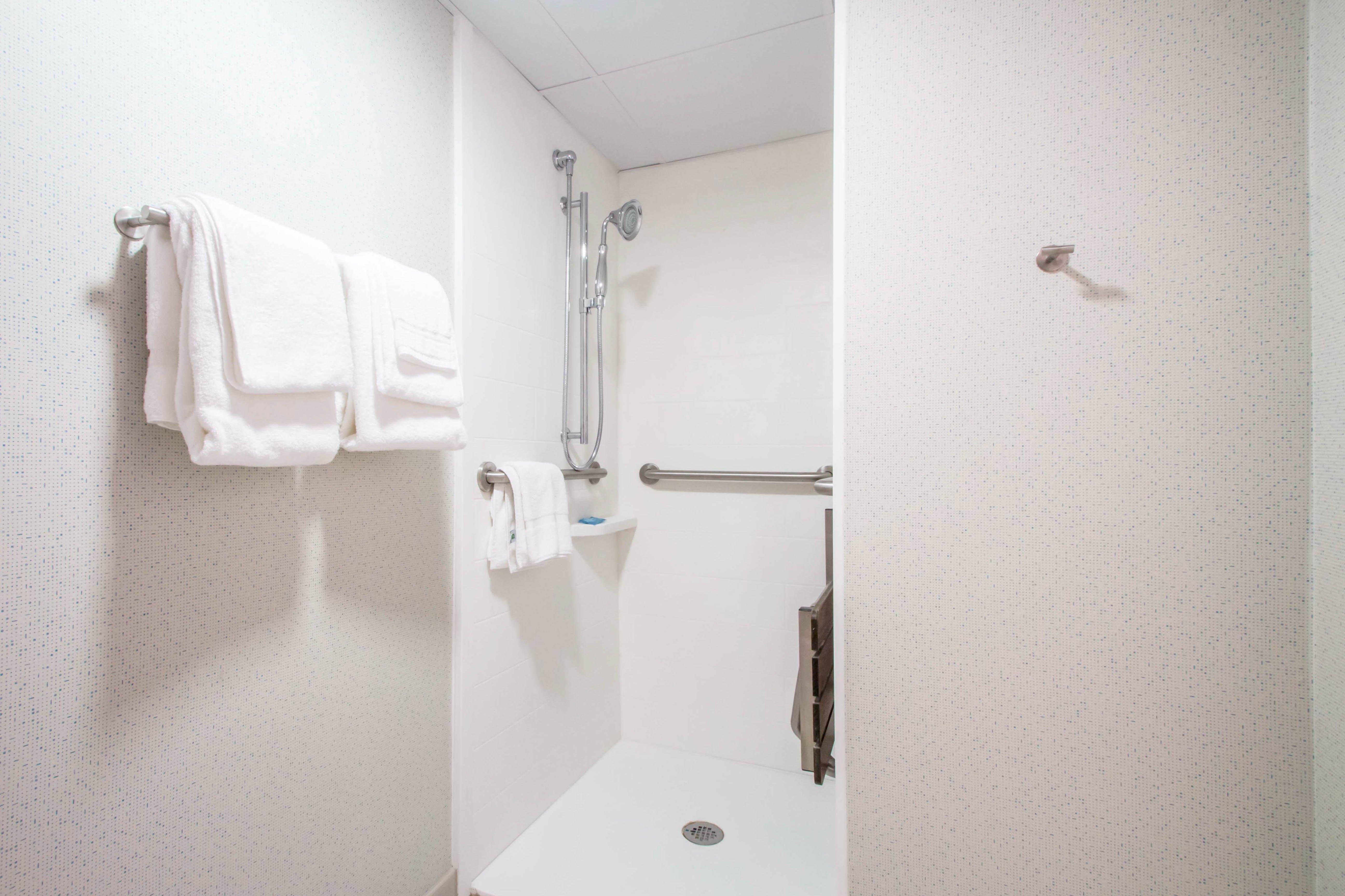Holiday Inn Express & Suites - Albany Airport - Wolf Road By Ihg Exterior photo